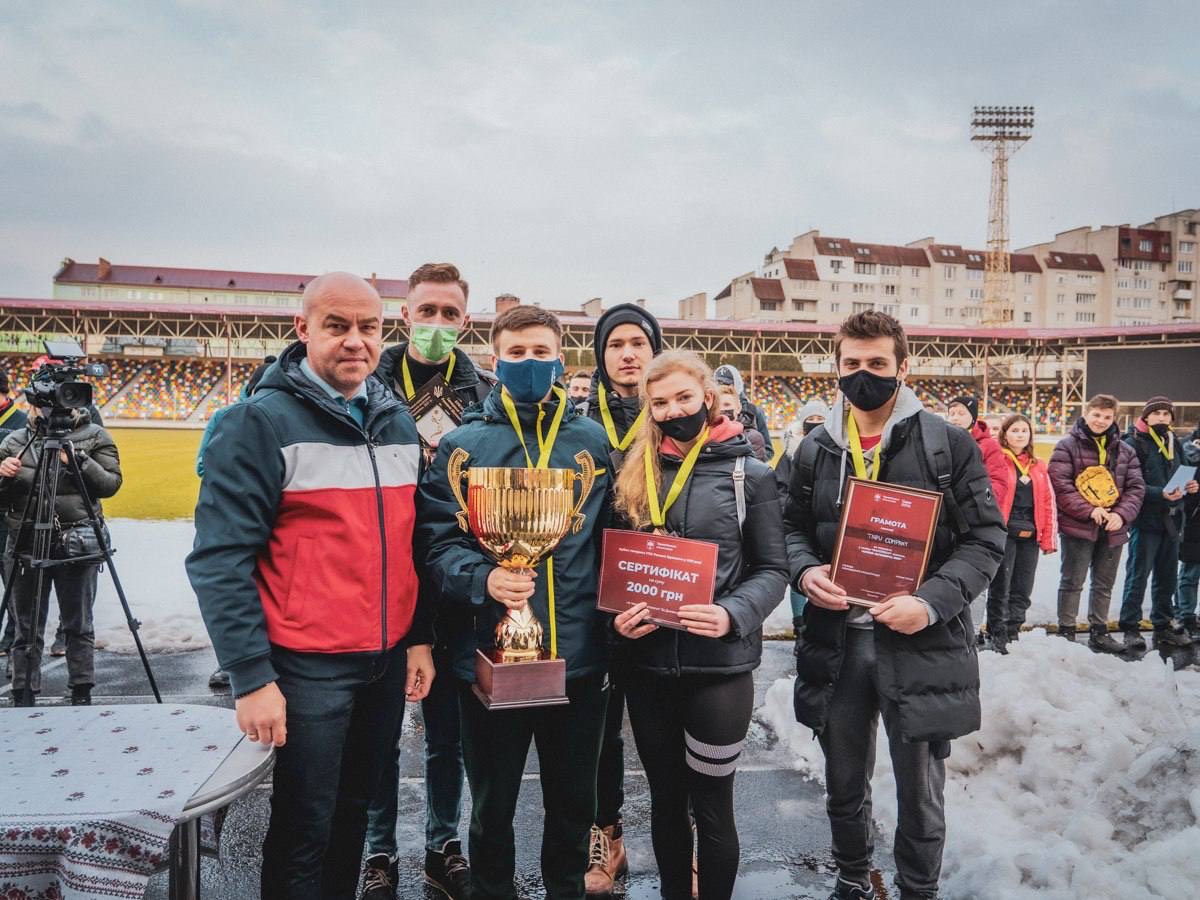 Переможці змагань «Кубок Шухевича» з мером міста Сергієм Надалом